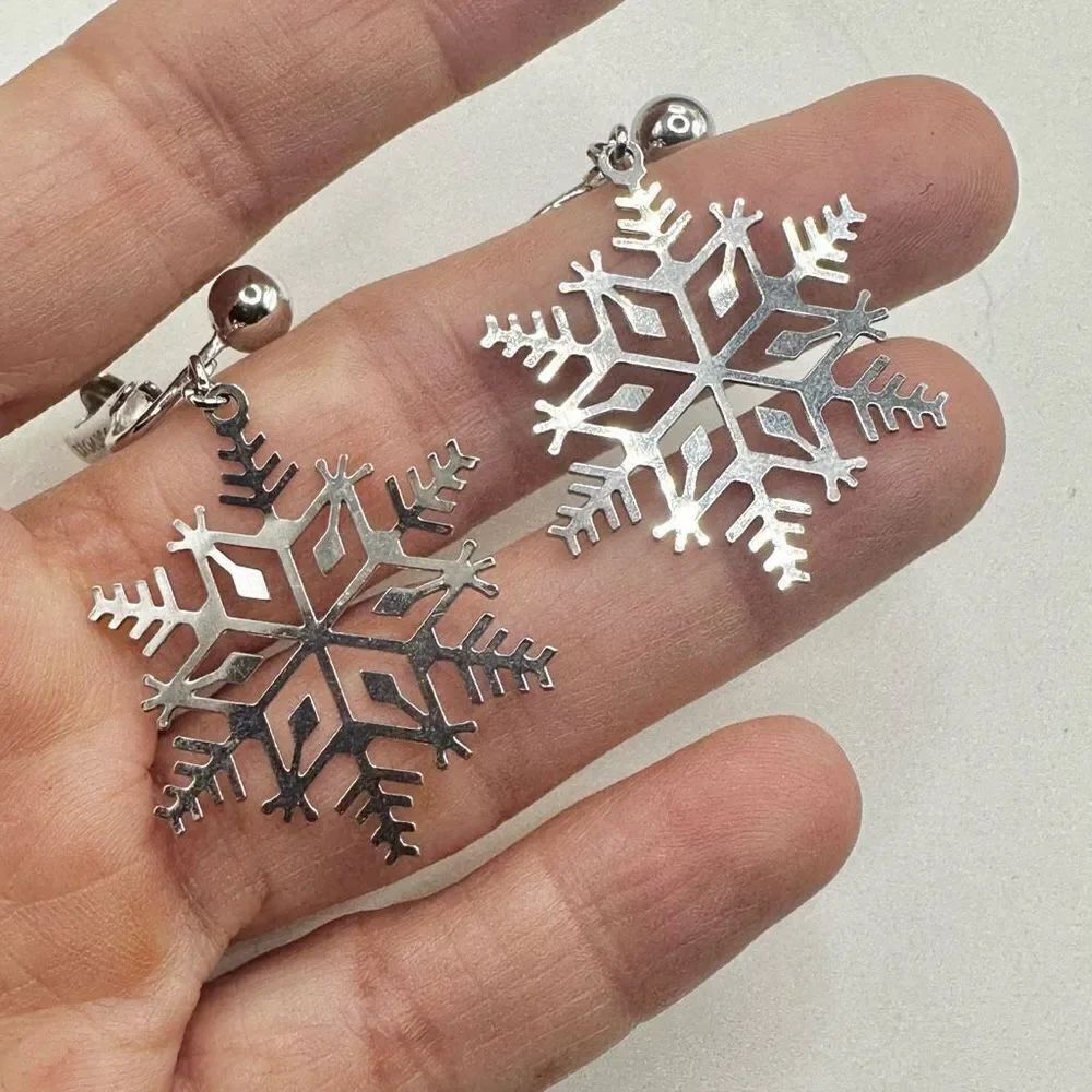Silver tone vintage Avon snowflake earrings